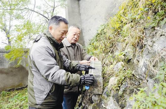 文化爱好者测量明城砖-图片版权归原作者所有