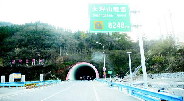 图说:谷竹高速大坪山隧道 记者胡传林摄