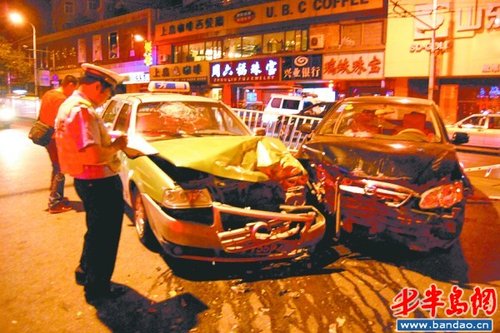 玩漂移,比亚迪冲过护栏撞出租