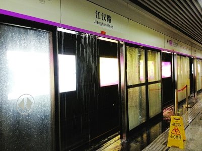 武汉暴雨来袭 江汉路地铁站成水帘洞(图)