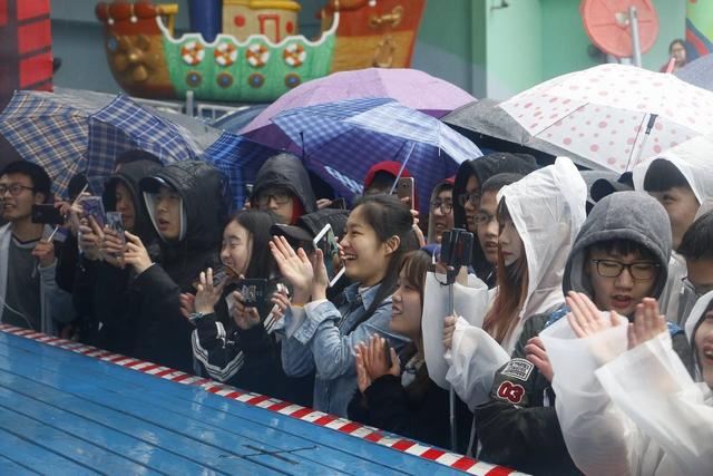 武汉欢乐谷奇想动漫节开幕 二次元偶像大秀宅