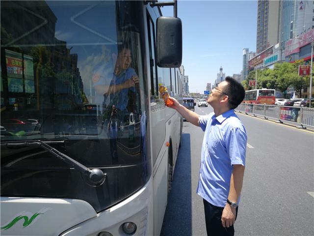 荆州市公交总公司开展慰问活动防暑降温保营运