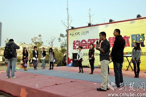 光棍节后真情互动 武汉汉口北上演脱光秀