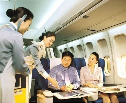 朝韩空姐制服比拼 同族不同气质哪个更入眼