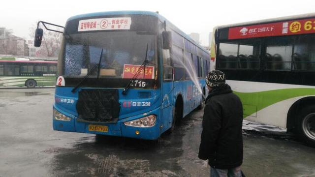 荆州近期雨雪天气 公交启动冰雪应急预案