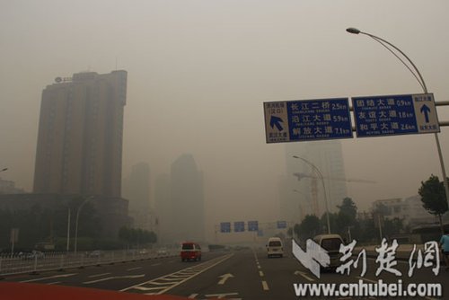 实拍武汉遭空气污染:洒水车上街 空气净化器遭