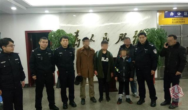 武汉两名学生逃学玩耍 担心被父母批评不敢回家