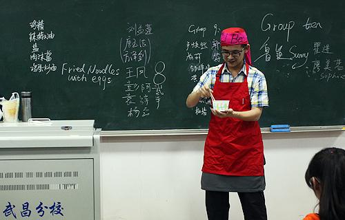 武汉一高校课堂变厨房 学生上英语课煮热干面