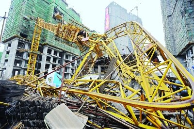 武汉一建筑工地高塔吊拦腰倒塌 致两人死亡(图