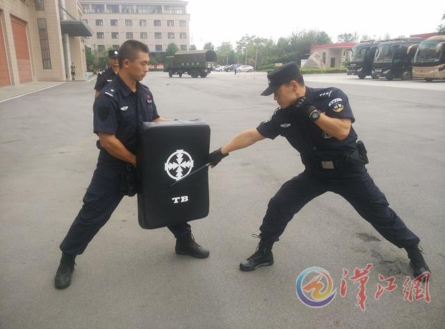 襄阳单警装备再次升级 可以有效提高作战效率