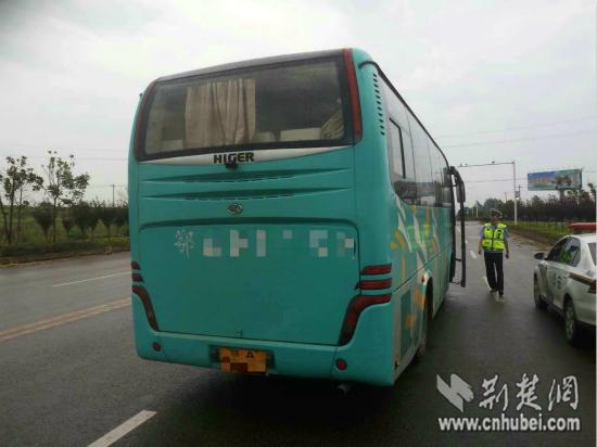 男子持C1驾照开客车送殡 心存侥幸被警方行拘