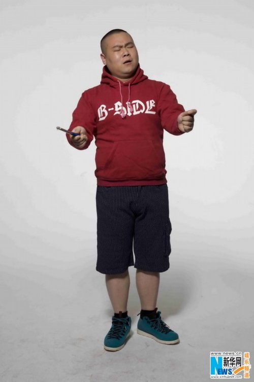 为《闹着玩》拍大片 岳云鹏:我们时刻拿着指挥