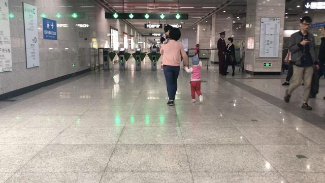 小孩子怎么刷地铁 147544550.jpg