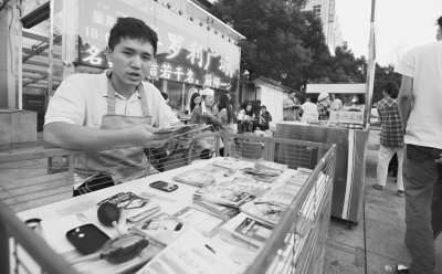 武汉大学生夜市摆摊免摊位费 4名同学轮着来