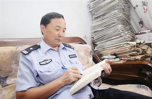 襄阳民警25年自学88门课程 获得6个大学文凭