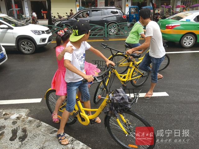 单车当成玩具 咸宁城区少儿骑共享单车亟待监