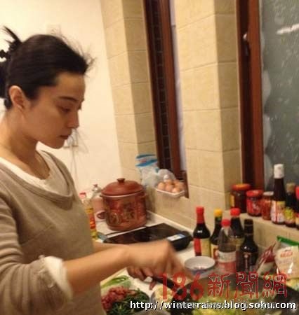范冰冰素颜下“神坛” 炒菜做饭变身家庭妇女(图)_大楚网_腾讯网