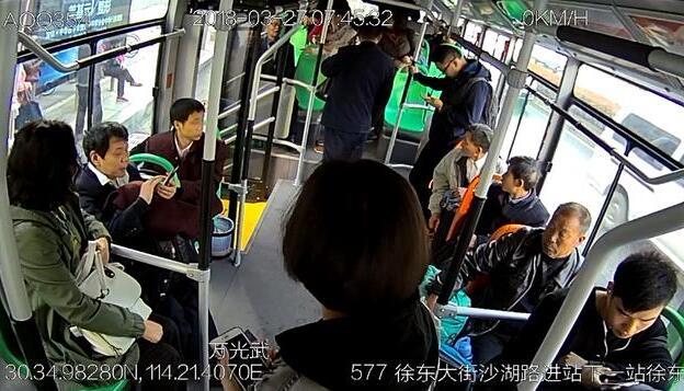 大爷公交车上突然抽搐 多名乘客在旁暖心照顾