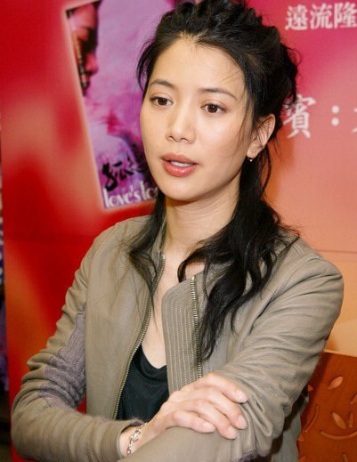 袁咏仪贺杨采妮新婚 撇下老公单人赴新加坡_大楚网_腾讯网