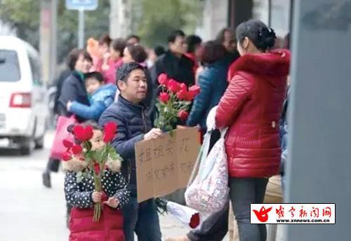 通山7岁小女孩<em>武汉</em>卖花筹资救患病小妹(图)_大