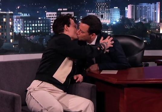 约翰尼德普访谈三吻男主持 包括一记唇吻(图)_大楚网_腾讯网