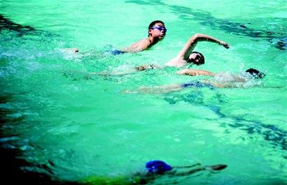 宜昌最高温34℃闷热难耐 市民游泳嬉水消暑