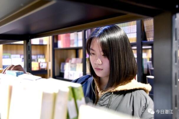 元旦假期书店也热闹 市民选书看书忙“充电”