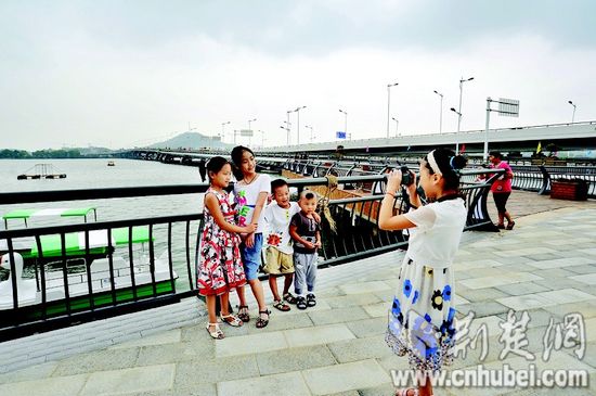 八一路延长线通车首日喊拥堵 限速40改60