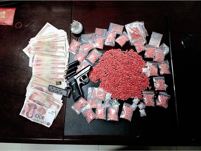 黄陂警方摧毁麻果批发部 毒贩家搜出7000颗麻果