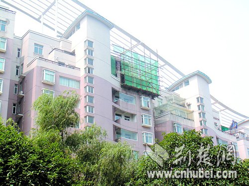 武汉江南明珠园小区顶楼露台上搭建阳光房_