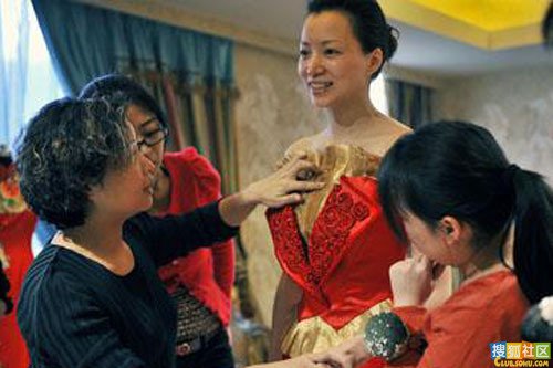 历届春晚后台照全曝光 董卿礼服费事被袭胸_腾