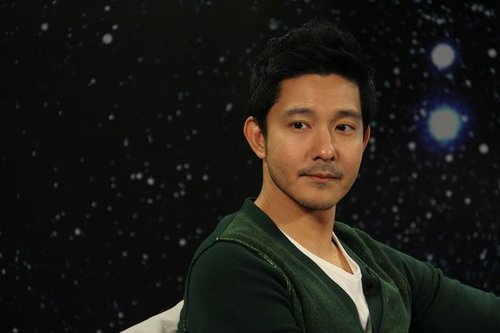 立威廉讲述地震逃生经历 节目现场上演健身秀