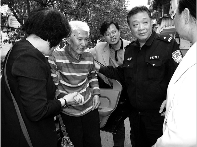 武汉迷路老爹深夜找地歇脚随手拉车门真拉开了