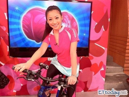 <em>台女主播</em>露毛写真疯传 承认曾为四千学费拍艳