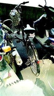 小黃車被刷黑藏在停車棚 蹲守3小時(shí)未見取車人