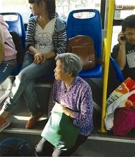 公交车上一人一包占两座 白发奶奶无奈坐台阶