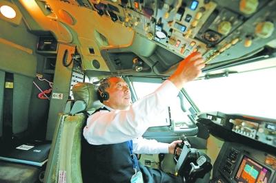 40年飞行2500万公里 功勋飞行员站好最后一班岗