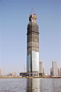 华中在建第一高楼诞生 武汉中心大厦高334.05