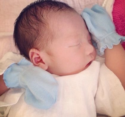  何洁晒儿子 七爷 萌照  白白胖胖躺老爸胸前淌口