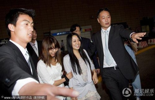  苍井空老师 抵达上海引发围观 ()_腾讯·大楚网