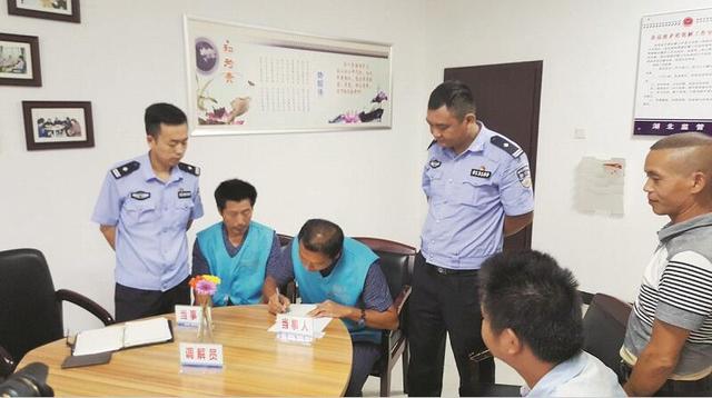 2包工头犯事被拘 警方特许他们拘留所里签发工钱