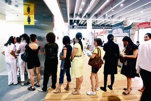 <em>女厕</em>排长队伤不起 武汉网友支招男女共厕_大楚