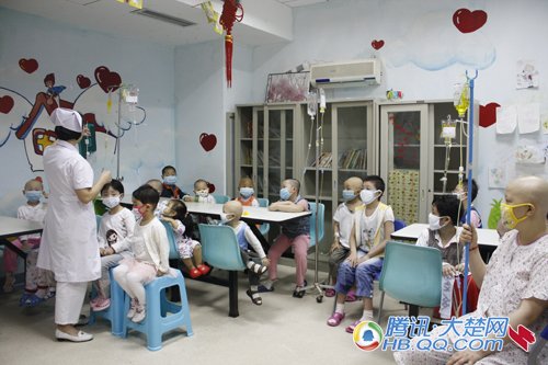 美驻汉总领事慰问白血病儿童
