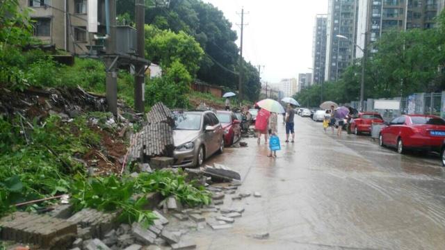 暴雨来袭 武汉市民出行注意了!小心塌方、积水