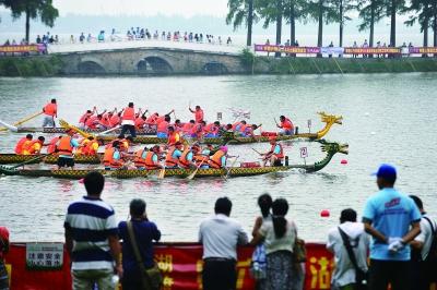 湖北龙舟大赛在东湖举办 万余游客齐观赛过端午