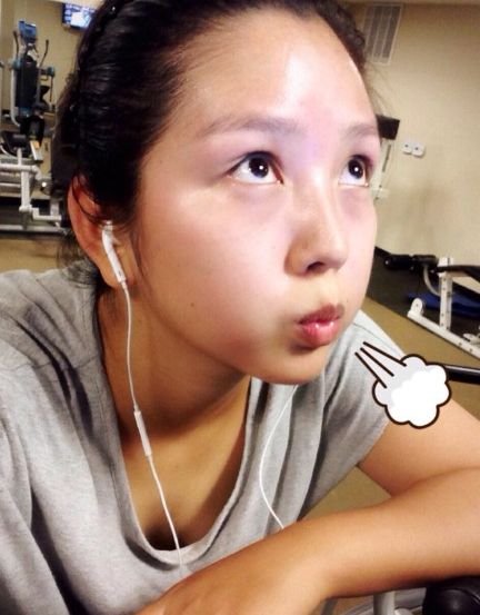  何洁晒儿子 七爷 萌照  白白胖胖躺老爸胸前淌口