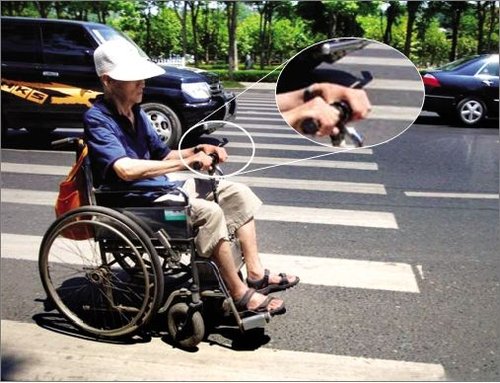 武汉八旬爹爹街上 跑 轮椅 原电动车改装成_新