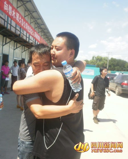 农民工:暴雨中挺起中国脊梁