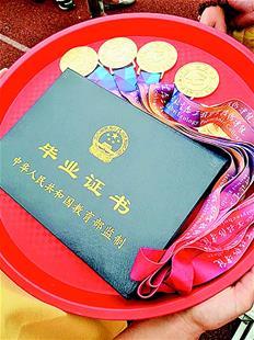 图文：武汉高校送别毕业生用心良苦