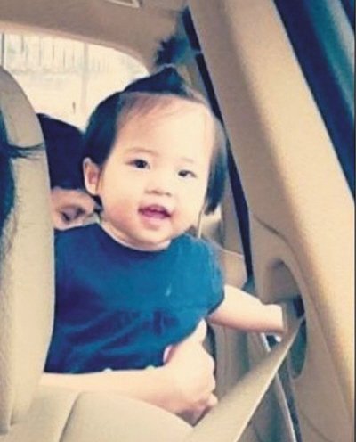 秦1岁女儿近照曝光+扎冲天辫大眼睛乌溜溜(图